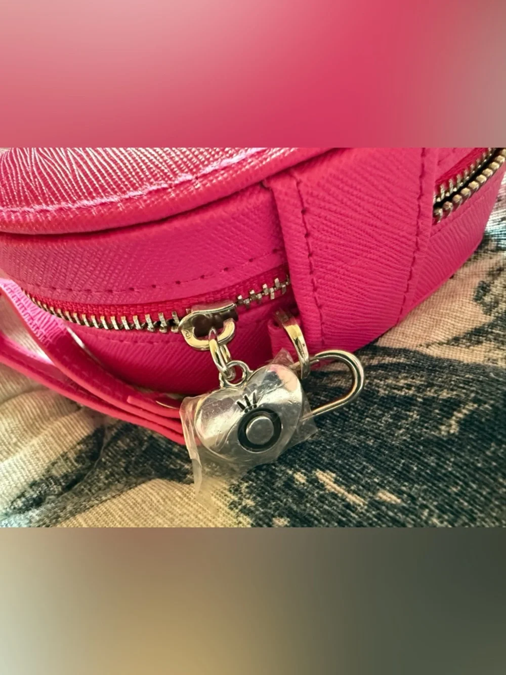 Pandora Heart Zip Jewelry Box Hot Pink - Picture 2 of 6